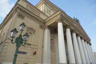 Moskova, Rusya - 30 Nisan 2018: Quadriga Moskova'da Bolşoy Tiyatrosu portik üzerinde Peter Clodt von Jurgensburg tarafından heykel bir savaş arabası taşıyan dört atların.