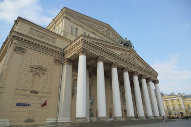 Moskova, Rusya - 30 Nisan 2018: Quadriga Moskova'da Bolşoy Tiyatrosu portik üzerinde Peter Clodt von Jurgensburg tarafından heykel bir savaş arabası taşıyan dört atların.