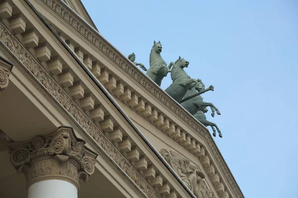 Moscú Rusia Abril 2018 Quadriga Cuatro Caballos Llevando Carro Esculpido —  Fotos de Stock