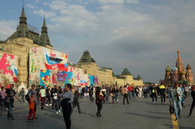 Moscow, Rusya Federasyonu - 30 Nisan 2018: İnsanlar kırmızı kare üzerinde Mayıs (Iternational İşçi Bayramı ilk günü dekore edilmiş)