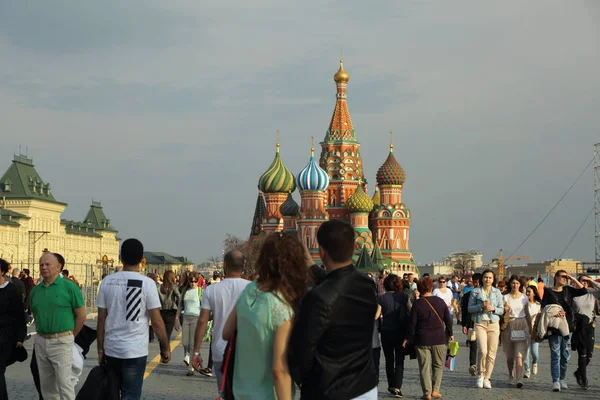 Moscow Rússia Abril 2018 Pessoas Praça Vermelha Decoradas Dia Maio — Fotografia de Stock