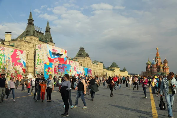 Moscú Rusia Abril 2018 Gente Plaza Roja Condecorada Primero Mayo — Foto de Stock