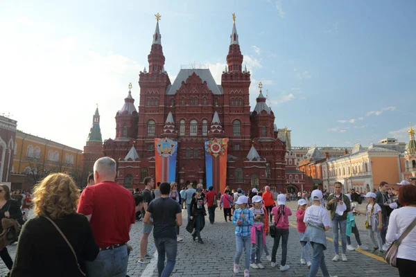 Moscow Rússia Abril 2018 Pessoas Praça Vermelha Decoradas Dia Maio — Fotografia de Stock