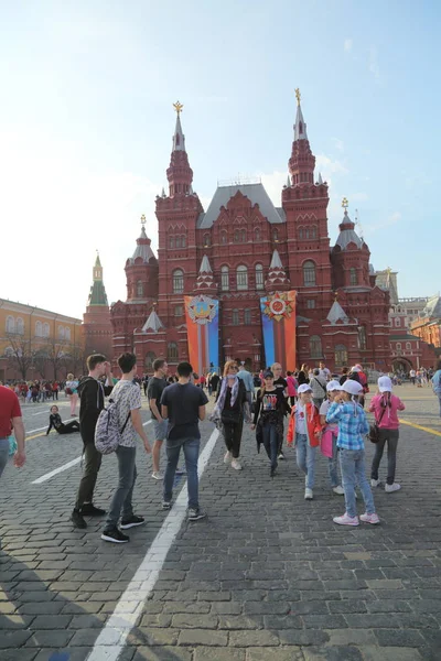 Moskau Russland April 2018 Menschen Auf Dem Roten Platz Dekoriert — Stockfoto