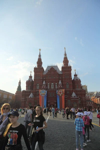 Moskau Russland April 2018 Menschen Auf Dem Roten Platz Dekoriert — Stockfoto