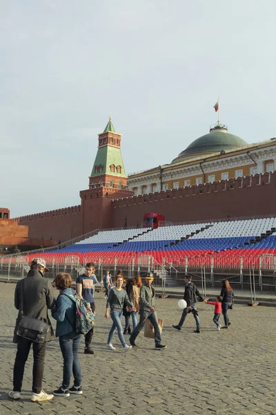 Moscow Rússia Abril 2018 Pessoas Praça Vermelha Decoradas Dia Maio — Fotografia de Stock