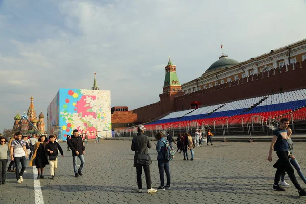 Moscow Rússia Abril 2018 Pessoas Praça Vermelha Decoradas Dia Maio — Fotografia de Stock