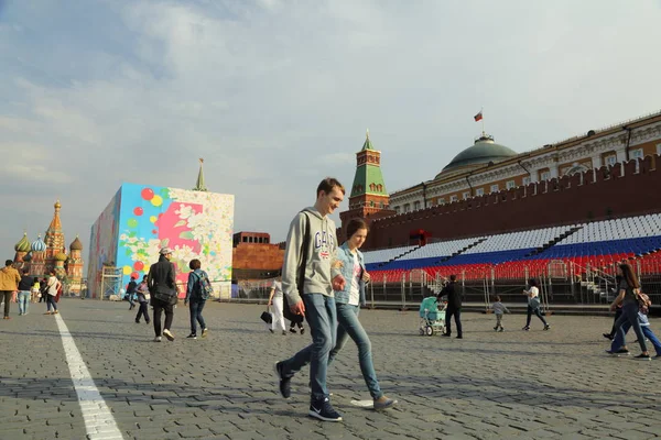 모스크바 러시아 2018 광장에 사람들이 Iternational 노동절 번째에 — 스톡 사진