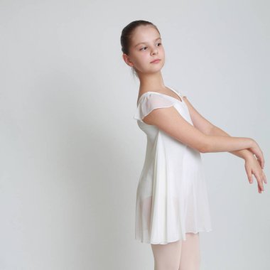 Güzel küçük balerin pointe Studio üzerinde