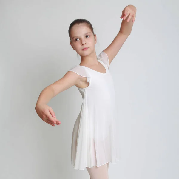 Schöne Kleine Ballerina Auf Spitze Studio — Stockfoto