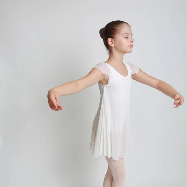 Красивая Маленькая Балерина Пуантах Студии — стоковое фото