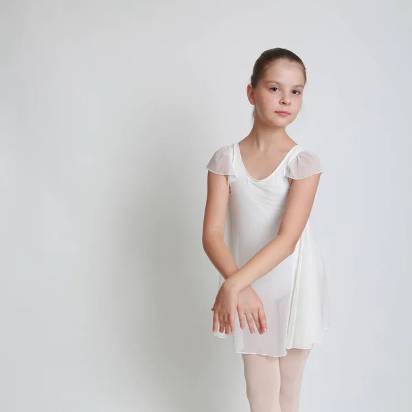 Красивая Маленькая Балерина Пуантах Студии — стоковое фото