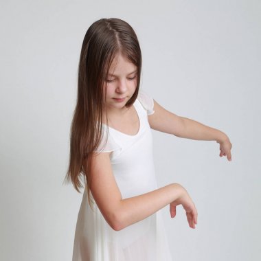 Güzel küçük balerin pointe Studio üzerinde