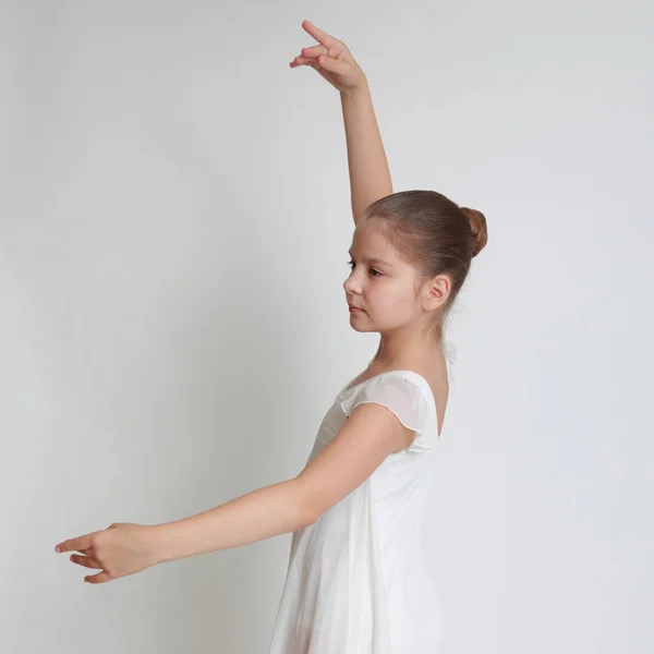 美丽的小芭蕾舞演员 对工作室的普安特 — 图库照片