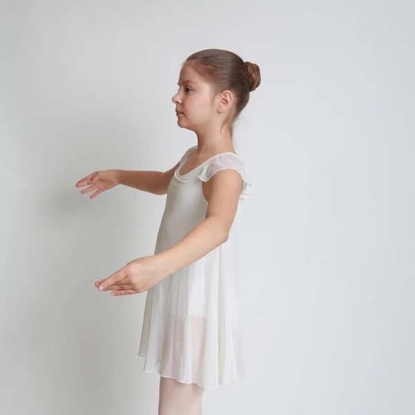 Schöne Kleine Ballerina Auf Spitze Studio — Stockfoto