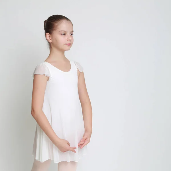 美丽的小芭蕾舞演员 对工作室的普安特 — 图库照片