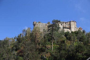 Portofino, İtalya - 5 Nisan 2018: Lüks İtalyan tatiller - güzel Portofino Ligurian kıyısında. Mavi su ve misafir Portofino, köy taç aracılığıyla koy görünümü.