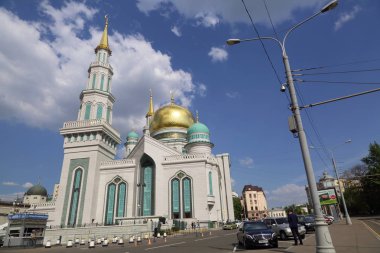 Moskova, Rusya - 13 Mayıs 2018: Yeni inşa edilen katedral büyük, daha küçük Camii Olimpiysky Avenue, Moskova, Rusya sitede inşa edilen cami. En büyük ve en yüksek Europe Müslüman Camii.