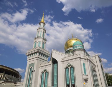 Moskova, Rusya - 13 Mayıs 2018: Yeni inşa edilen katedral büyük, daha küçük Camii Olimpiysky Avenue, Moskova, Rusya sitede inşa edilen cami. En büyük ve en yüksek Europe Müslüman Camii.