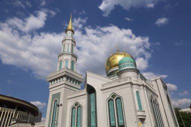 Moskova, Rusya - 13 Mayıs 2018: Yeni inşa edilen katedral büyük, daha küçük Camii Olimpiysky Avenue, Moskova, Rusya sitede inşa edilen cami. En büyük ve en yüksek Europe Müslüman Camii.