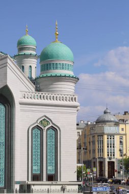 Moskova, Rusya - 13 Mayıs 2018: Yeni inşa edilen katedral büyük, daha küçük Camii Olimpiysky Avenue, Moskova, Rusya sitede inşa edilen cami. En büyük ve en yüksek Europe Müslüman Camii.