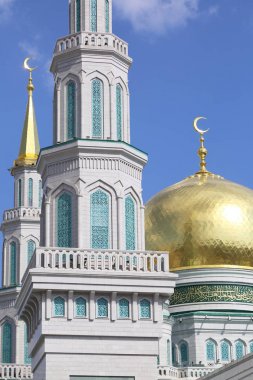 Moskova, Rusya - 13 Mayıs 2018: Yeni inşa edilen katedral büyük, daha küçük Camii Olimpiysky Avenue, Moskova, Rusya sitede inşa edilen cami. En büyük ve en yüksek Europe Müslüman Camii.