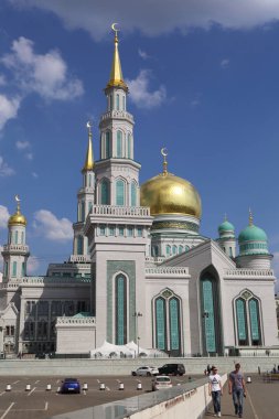 Moskova, Rusya - 13 Mayıs 2018: Yeni inşa edilen katedral büyük, daha küçük Camii Olimpiysky Avenue, Moskova, Rusya sitede inşa edilen cami. En büyük ve en yüksek Europe Müslüman Camii.