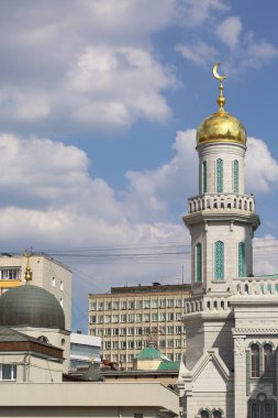 Moskova, Rusya - 13 Mayıs 2018: Yeni inşa edilen katedral büyük, daha küçük Camii Olimpiysky Avenue, Moskova, Rusya sitede inşa edilen cami. En büyük ve en yüksek Europe Müslüman Camii.