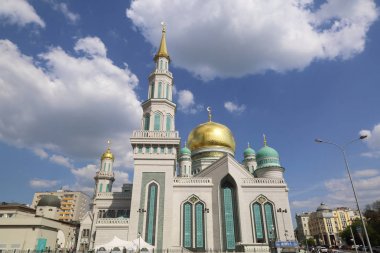 Moskova, Rusya - 13 Mayıs 2018: Yeni inşa edilen katedral büyük, daha küçük Camii Olimpiysky Avenue, Moskova, Rusya sitede inşa edilen cami. En büyük ve en yüksek Europe Müslüman Camii.