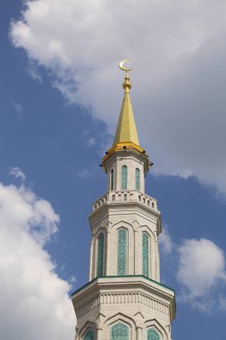 Moskova, Rusya - 13 Mayıs 2018: Yeni inşa edilen katedral büyük, daha küçük Camii Olimpiysky Avenue, Moskova, Rusya sitede inşa edilen cami. En büyük ve en yüksek Europe Müslüman Camii.