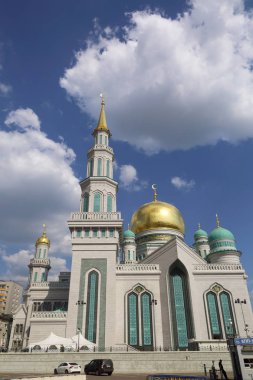 Moskova, Rusya - 13 Mayıs 2018: Yeni inşa edilen katedral büyük, daha küçük Camii Olimpiysky Avenue, Moskova, Rusya sitede inşa edilen cami. En büyük ve en yüksek Europe Müslüman Camii.