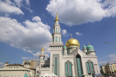 Moskova, Rusya - 13 Mayıs 2018: Yeni inşa edilen katedral büyük, daha küçük Camii Olimpiysky Avenue, Moskova, Rusya sitede inşa edilen cami. En büyük ve en yüksek Europe Müslüman Camii.