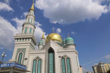 Moskova, Rusya - 13 Mayıs 2018: Yeni inşa edilen katedral büyük, daha küçük Camii Olimpiysky Avenue, Moskova, Rusya sitede inşa edilen cami. En büyük ve en yüksek Europe Müslüman Camii.