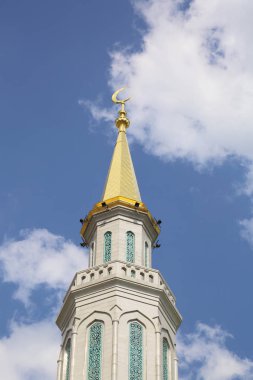 Moskova, Rusya - 13 Mayıs 2018: Yeni inşa edilen katedral büyük, daha küçük Camii Olimpiysky Avenue, Moskova, Rusya sitede inşa edilen cami. En büyük ve en yüksek Europe Müslüman Camii.