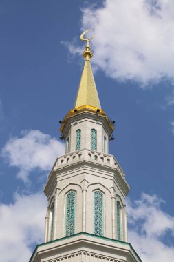 Moskova, Rusya - 13 Mayıs 2018: Yeni inşa edilen katedral büyük, daha küçük Camii Olimpiysky Avenue, Moskova, Rusya sitede inşa edilen cami. En büyük ve en yüksek Europe Müslüman Camii.