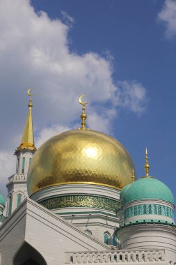 Moskova, Rusya - 13 Mayıs 2018: Yeni inşa edilen katedral büyük, daha küçük Camii Olimpiysky Avenue, Moskova, Rusya sitede inşa edilen cami. En büyük ve en yüksek Europe Müslüman Camii.
