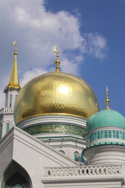 Moskova, Rusya - 13 Mayıs 2018: Yeni inşa edilen katedral büyük, daha küçük Camii Olimpiysky Avenue, Moskova, Rusya sitede inşa edilen cami. En büyük ve en yüksek Europe Müslüman Camii.