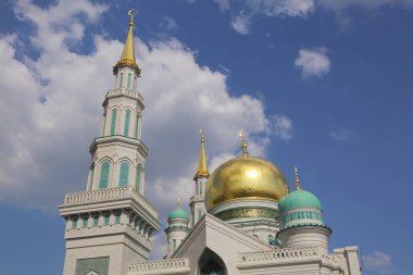 Moskova, Rusya - 13 Mayıs 2018: Yeni inşa edilen katedral büyük, daha küçük Camii Olimpiysky Avenue, Moskova, Rusya sitede inşa edilen cami. En büyük ve en yüksek Europe Müslüman Camii.
