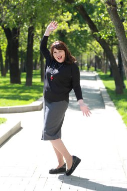 Güzel çekici model bahar parkta Moscow, Rusya Federasyonu.