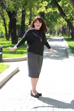 Güzel çekici model bahar parkta Moscow, Rusya Federasyonu.