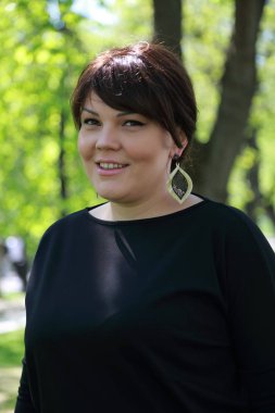Güzel çekici model bahar parkta Moscow, Rusya Federasyonu.