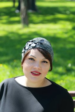 Güzel çekici model bahar parkta Moscow, Rusya Federasyonu.