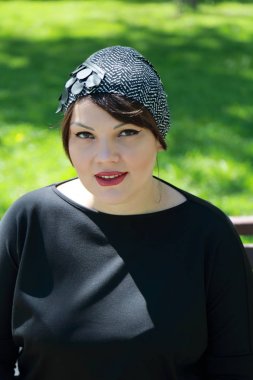 Güzel çekici model bahar parkta Moscow, Rusya Federasyonu.