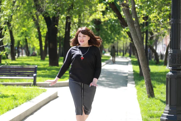 Beau Modèle Charmant Dans Parc Printemps Moscou Fédération Russie — Photo