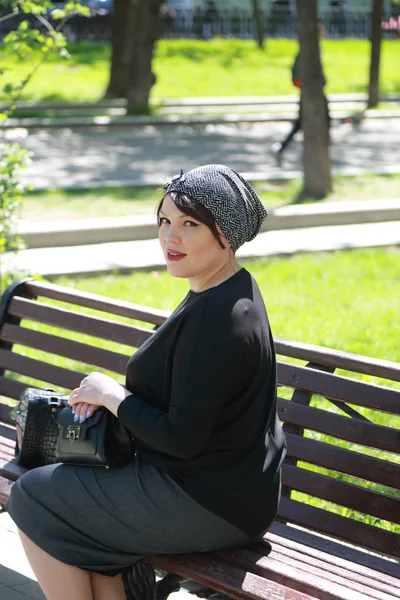 Beau Modèle Charmant Dans Parc Printemps Moscou Fédération Russie — Photo