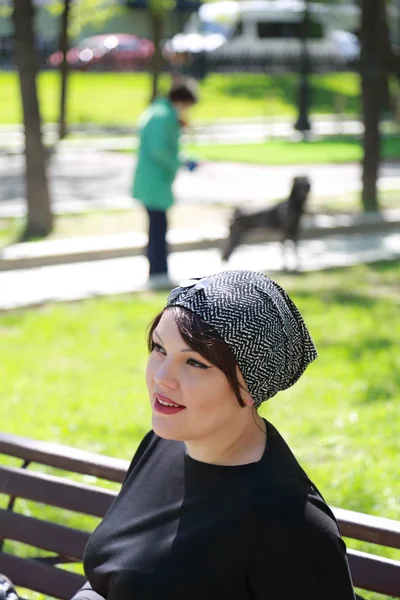 Hermosa Modelo Encantadora Parque Primavera Moscú Federación Rusa — Foto de Stock