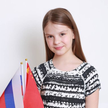 Güzel küçük kız ve Çin ve Rusya Federasyonu bayrağı. İşbirliği teması.