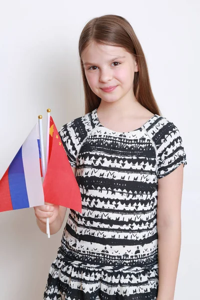 美丽的小女孩以及中国和俄罗斯联邦的国旗 合作主题 — 图库照片