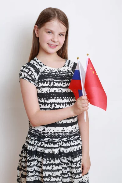 Красивая Маленькая Девочка Флаг Китая Российской Федерации Тема Сотрудничества — стоковое фото