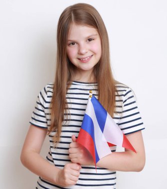 Beyaz kız Rusya Federasyonu ve Fransa 'nın bayraklarını taşıyor.